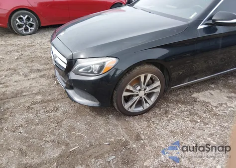 2015 Mercedes-Benz C 300 4Matic z USA, uszkodzony, nr VIN 55SWF4KB7FU004098